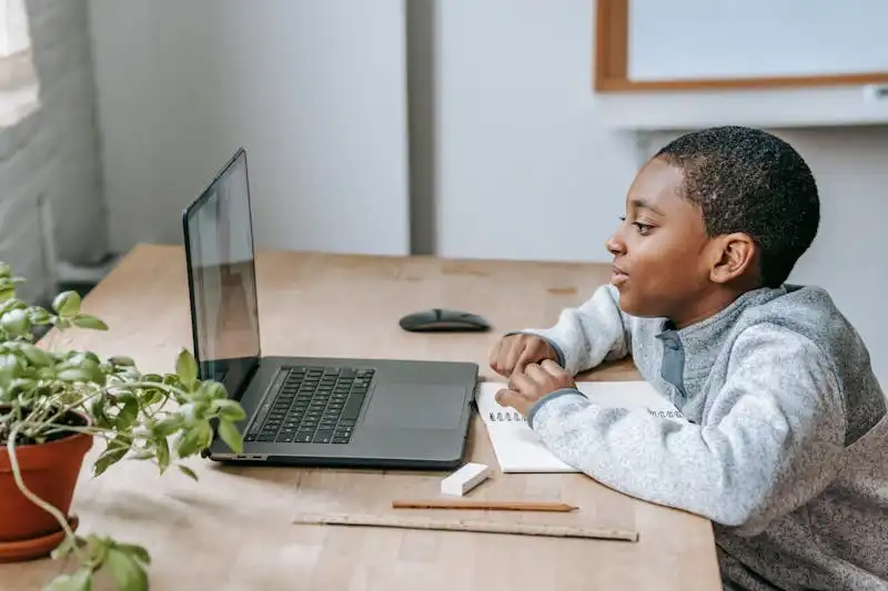 AI in Education - Robot interacting with educational content